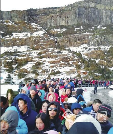 700多游客滞留轿子雪山遭网友吐槽 景区:返程集中导致