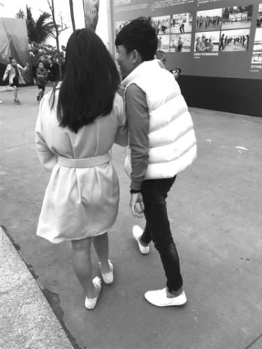 气温骤降 美丽“冻”人