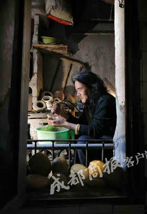 新品种玉?教授白领长江边捡长江玉 有人年入30万