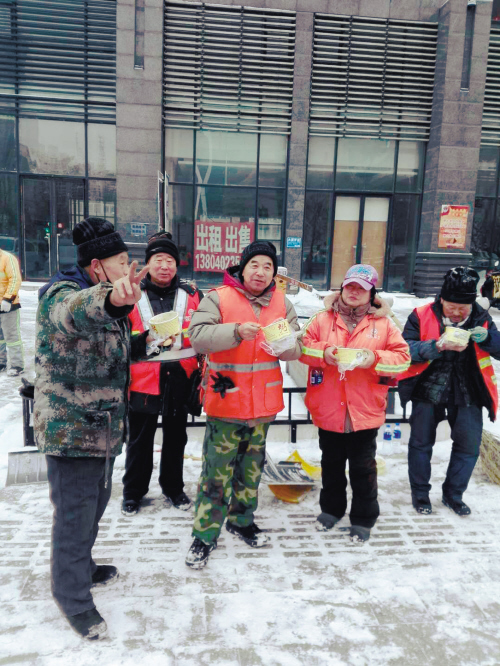 人美心更美！风雪里沈阳姑娘订50碗小米粥送环卫工