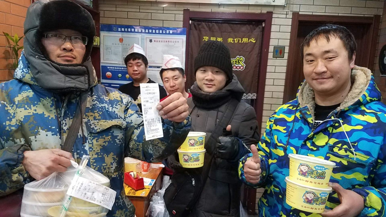 人美心更美！风雪里沈阳姑娘订50碗小米粥送环卫工