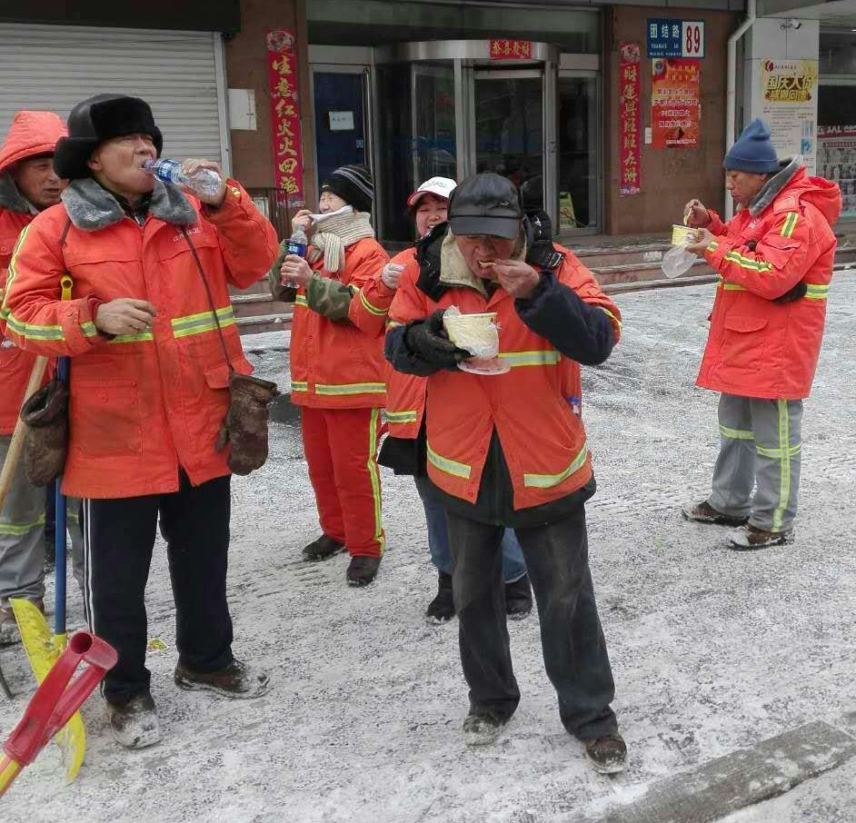 人美心更美！风雪里沈阳姑娘订50碗小米粥送环卫工