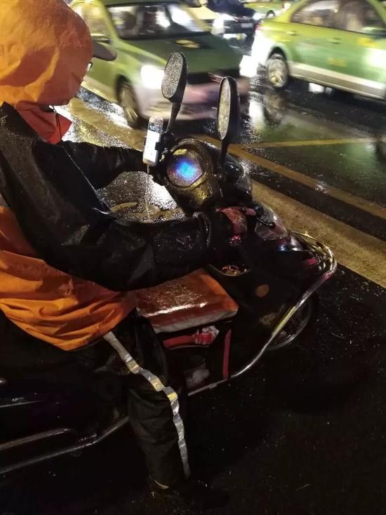 外卖员凌晨冒雨送餐顾客失联 发了条短信令人心酸