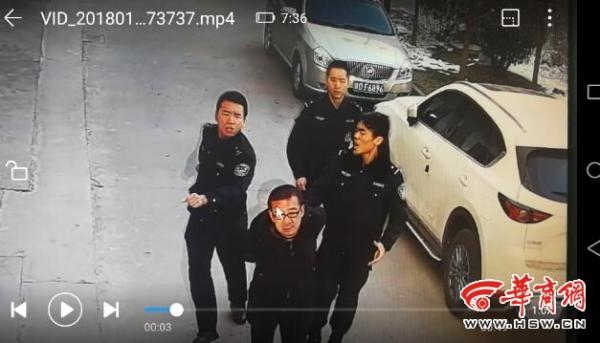 男子在县法院立案大厅拍照被法警上铐 纪检介入