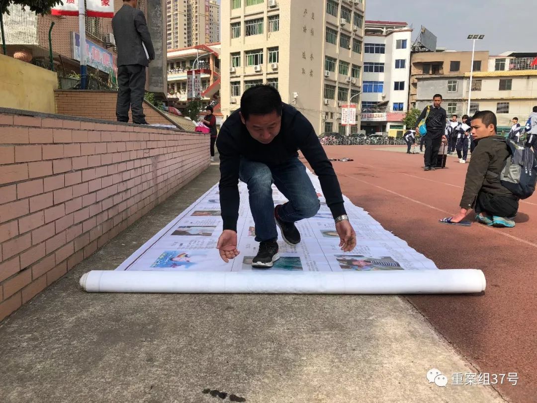 1岁男婴被人贩子抢走 男子卖房卖车花百万寻子13年