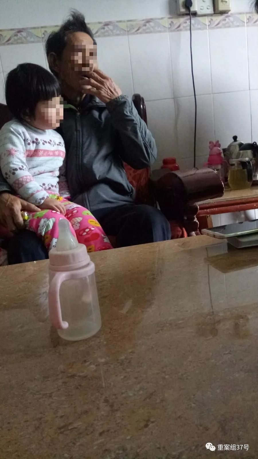 1岁男婴被人贩子抢走 男子卖房卖车花百万寻子13年