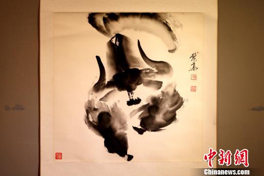 西藏画家孟繁华创新使用水墨写意的方式进行牦牛画创作。图为他所绘的野牦牛水墨画。 江飞波 摄