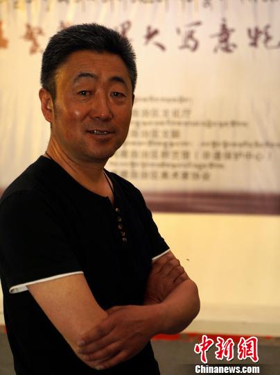西藏自治区拉萨市美术家协会理事、牦牛画家孟繁华。 江飞波 摄