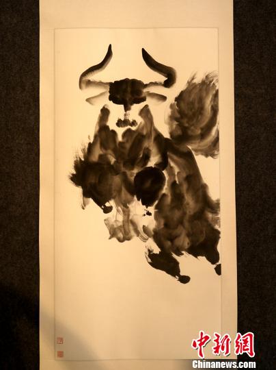西藏画家孟繁华创作的水墨写意牦牛画。 江飞波 摄