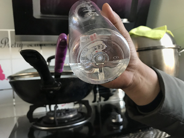 哈尔滨万户居民饮用水如墨汁 官方检测却显示合格