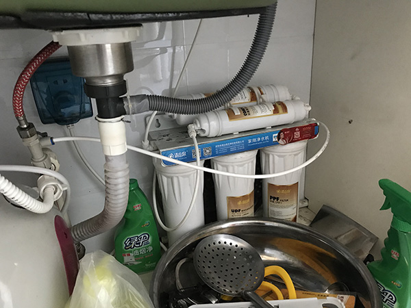 哈尔滨万户居民饮用水如墨汁 官方检测却显示合格