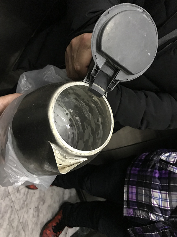 哈尔滨万户居民饮用水如墨汁 官方检测却显示合格