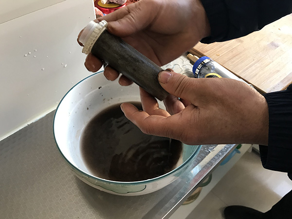 哈尔滨万户居民饮用水如墨汁 官方检测却显示合格