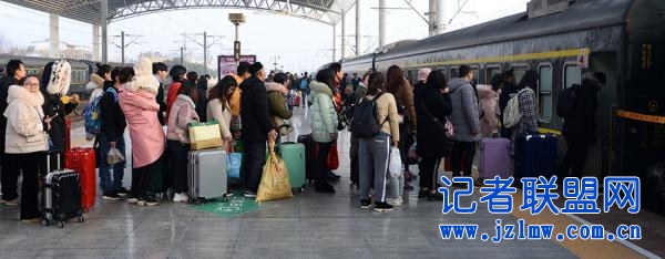 铁路春运客流高位运行 连续8天发送旅客超千万人次