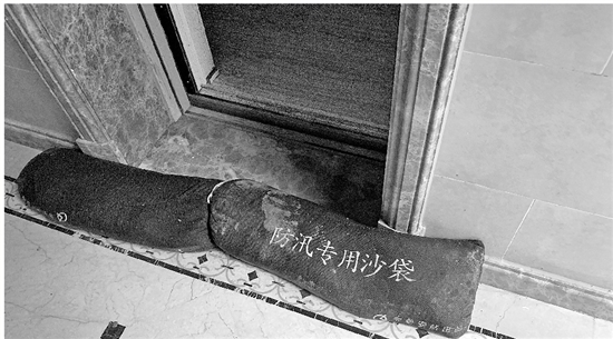 连阴雨成楼盘照妖镜 杭州800万豪宅墙体大面积发霉