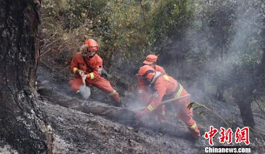 消防员清理烟点。　王绍刚 摄